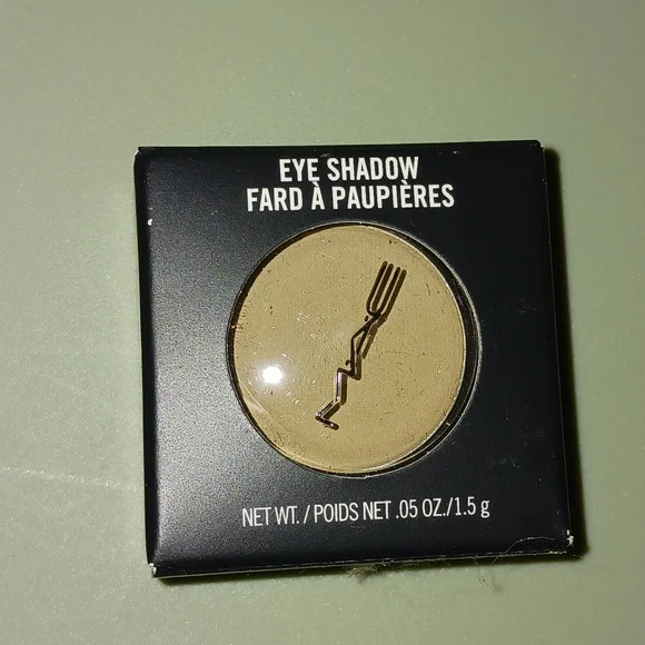 MAC Omega Matte Eyeshadow - Picture 2 of 10